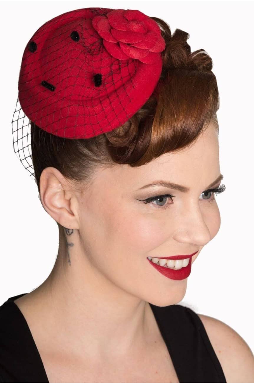 Bibi rouge avec rose